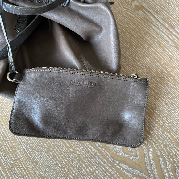 Nina Ricci medium size tote bag. Brown. It has an inside small bag. Well used. - Picture 3 of 7